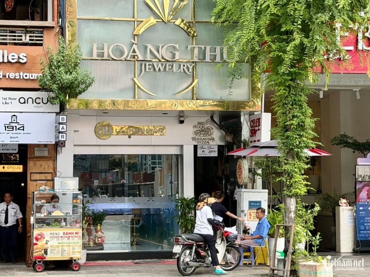 Một số cửa hiệu như Quế Jewelry và Hoàng Thứ Jewelry đã mở cửa trở lại. Ảnh: Thu Hà