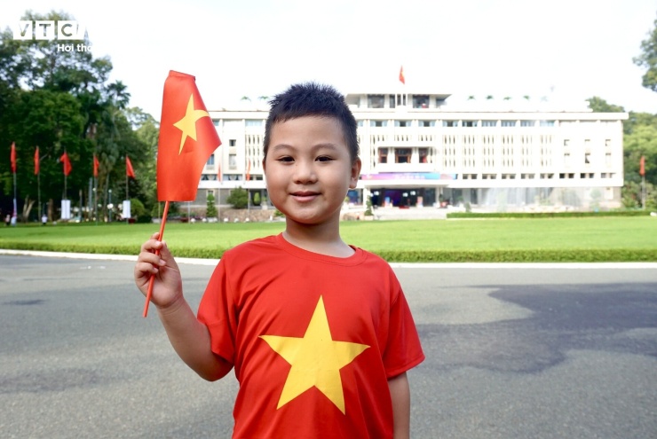 Bé Nguyễn Nho Nhật Nam (5 tuổi) thích thú khi được mẹ dẫn đi trải nghiệm chương trình đặc biệt.
