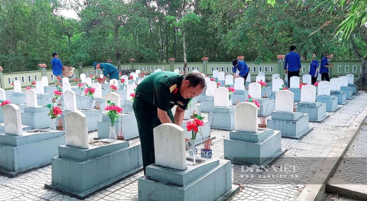 Nhiều năm qua, chính quyền, nhân dân tỉnh Quảng Trị luôn quan tâm, chăm sóc mộ liệt sĩ, thể hiện đạo lý "Uống nước nhớ nguồn". Ảnh: P.T.L cung cấp.