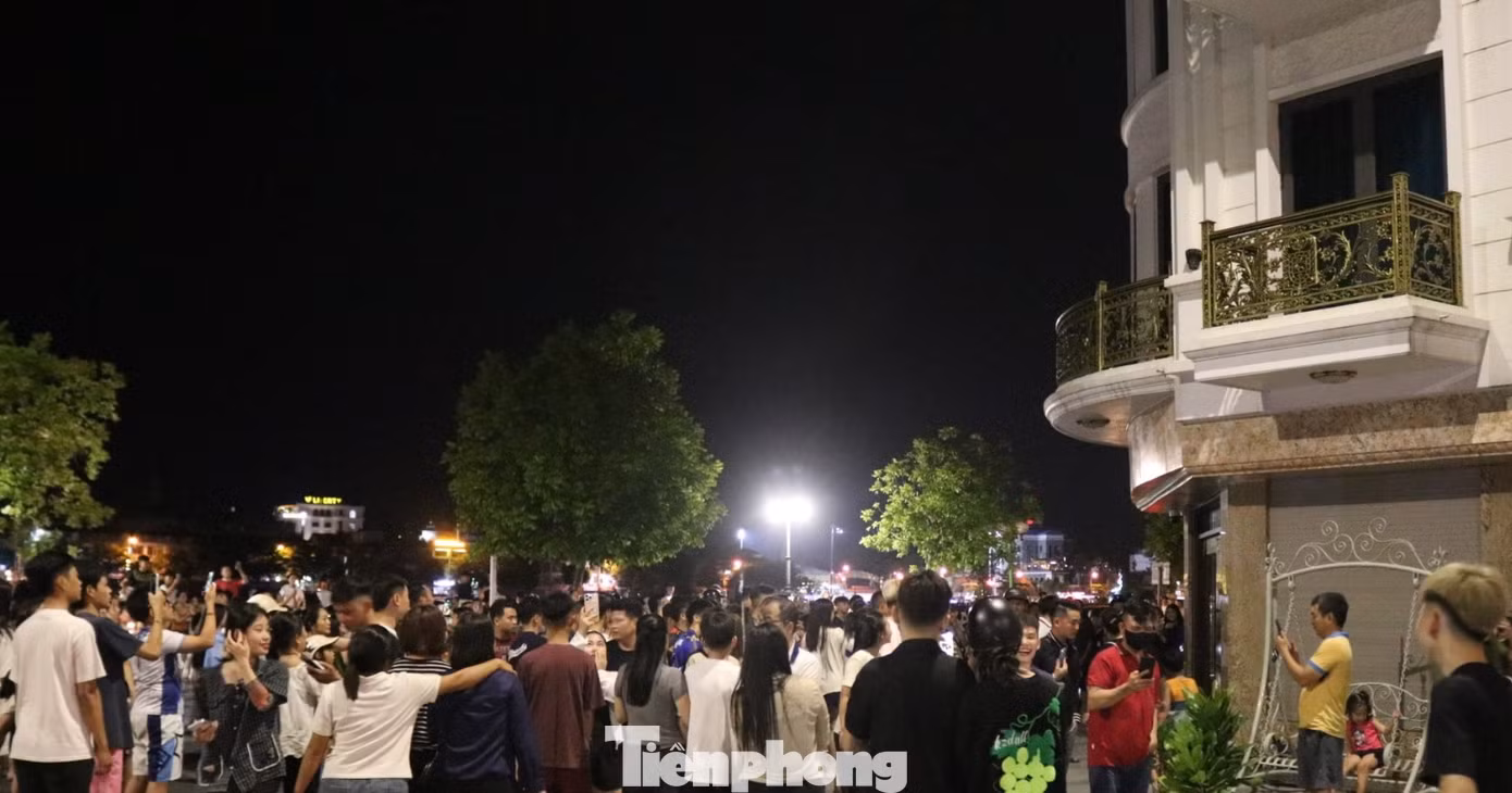 Công an rời nhà Hải Sapa TV lúc nửa đêm, người dân hiếu kỳ vẫn ùn ùn kéo đến - 6