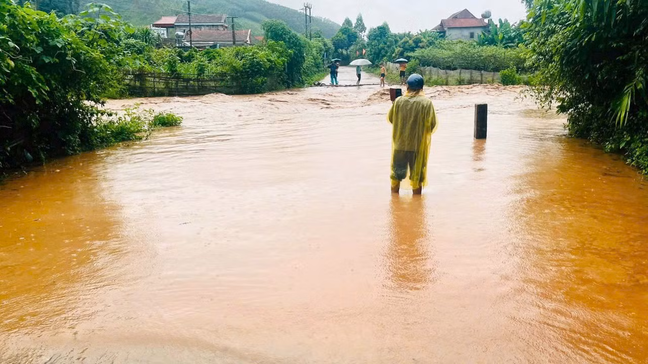 Mưa lớn dồn dập, 6 thôn ở Bắc Ninh bị cô lập.