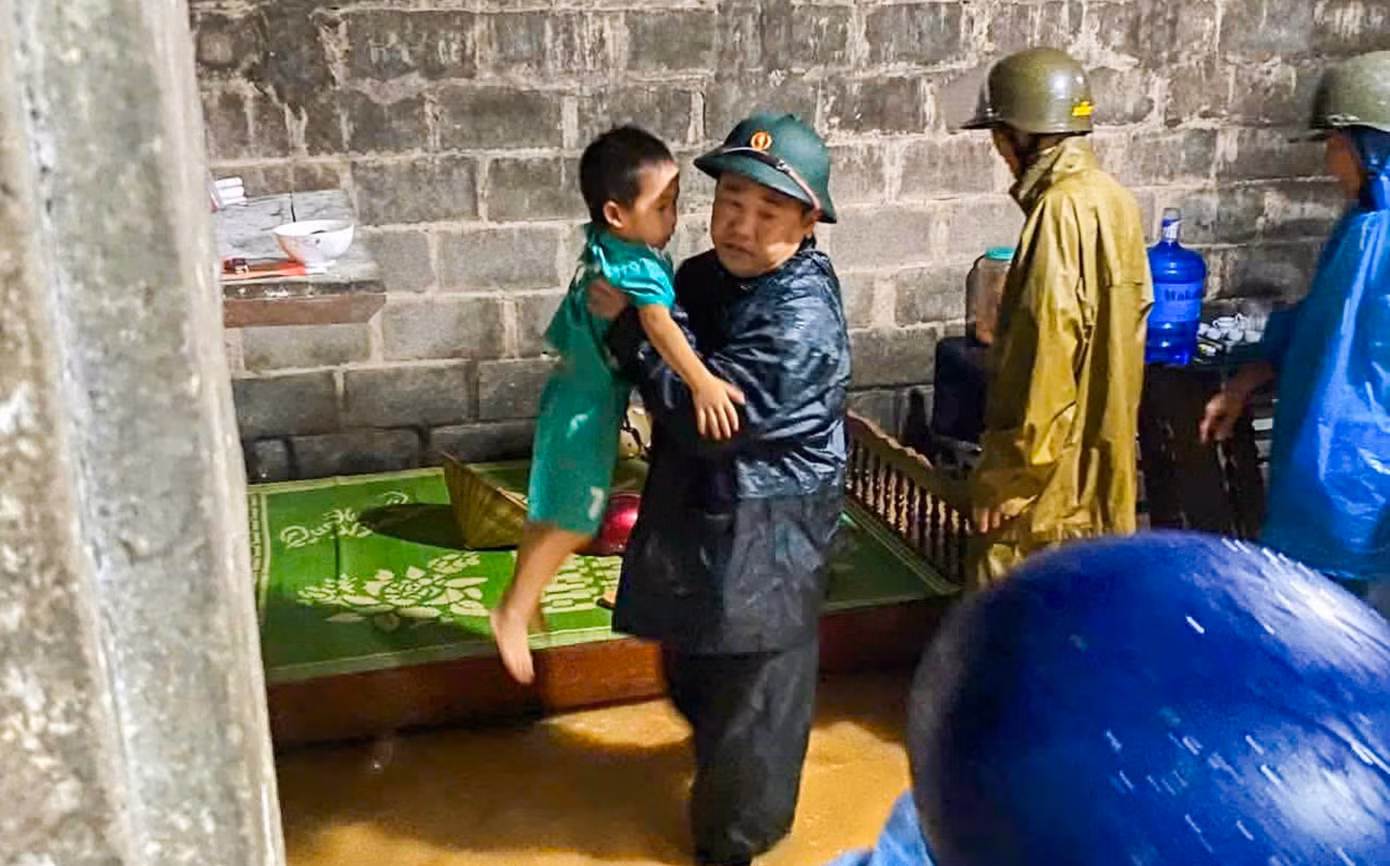 Tại phường Đông Kinh, một số khu vực trũng, thấp nước dâng cao. Lực lượng chức năng phải tổ chức sơ tán người dân cùng tài sản ngay trong đêm.