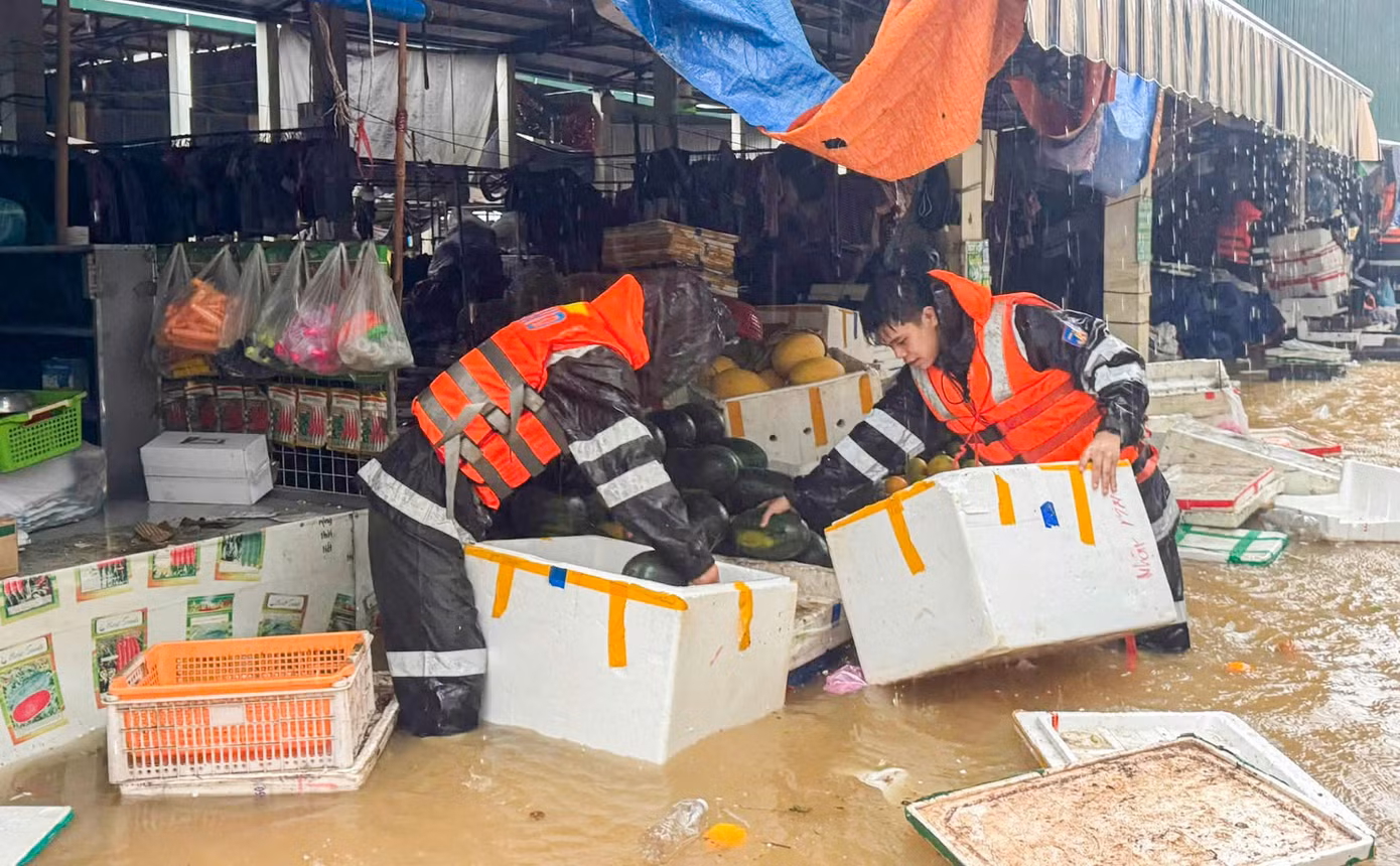 Tại phường Lương Văn Tri, nước dâng gây ngập tại ngầm Thác Trà, khu vực khối Trần Quang Khải 2 và ngầm Nà Bang thuộc khối Đoàn Kết (khối Quảng Liên 3 cũ). Công an phường Lương Văn Tri cảnh báo khu vực đường Trần Nhật Duật, thuộc khối Cửa Bắc, đoạn sát bờ sông Kỳ Cùng, đang có mực nước dâng cao.