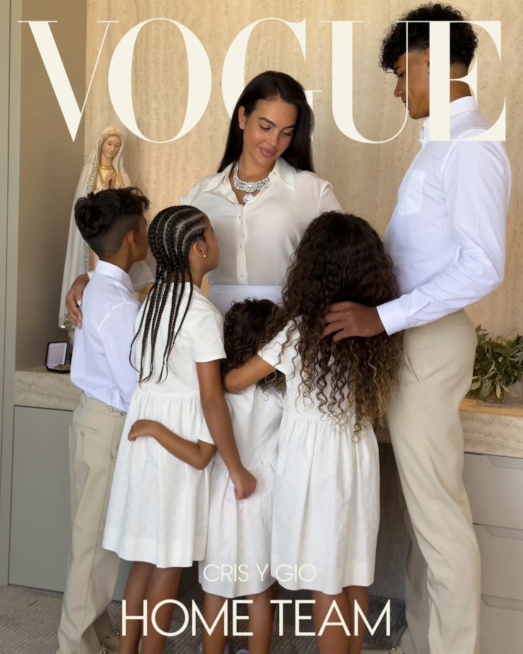 Georgina Rodriguez bên 5 người con trong lễ cưới. Ảnh: Vogue