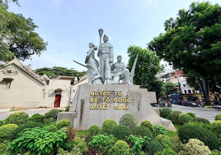Tượng đài "Quyết tử để Tổ quốc quyết sinh" tại khuôn viên đền Bà Kiệu. Ảnh: PV
