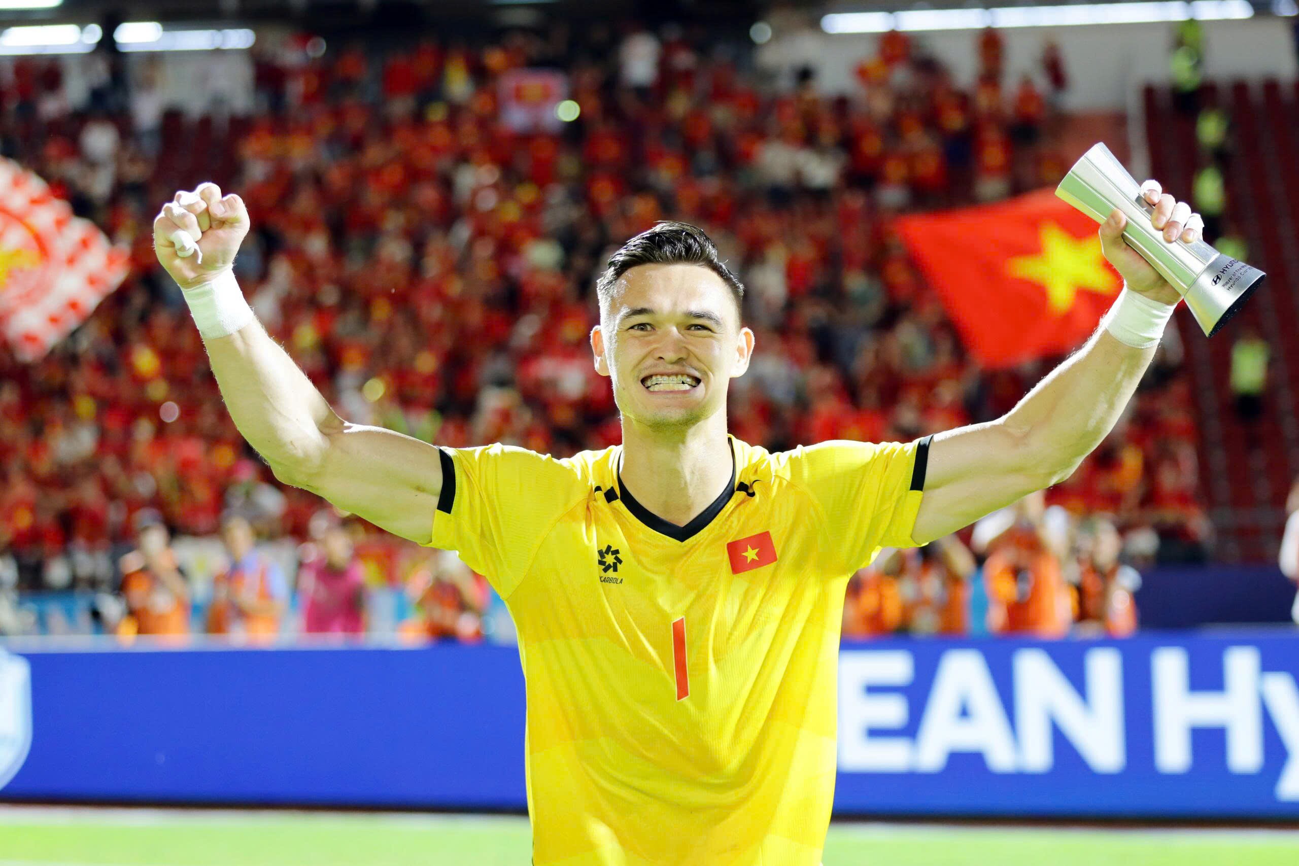 Patrik Lê Giang đoạt giải MVP của trận đấu với 3 pha cứu thua tuyệt vời trước sức ép của ĐT Thái Lan