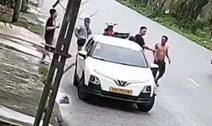 Chặn đầu ô tô, đánh tài xế rồi lớn tiếng: ‘Mày biết bố mày là ai không?’