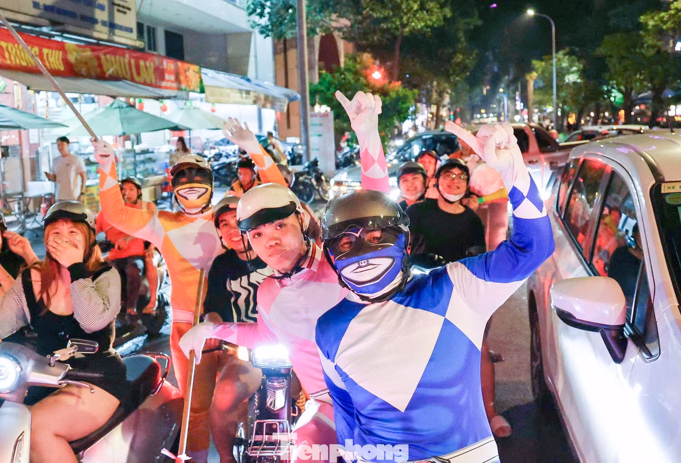 Một số cổ động viên hóa trang thành những nhân vật đặc biệt, tạo thêm sắc màu vui nhộn trong đêm ăn mừng chiến thắng của tuyển Việt Nam.