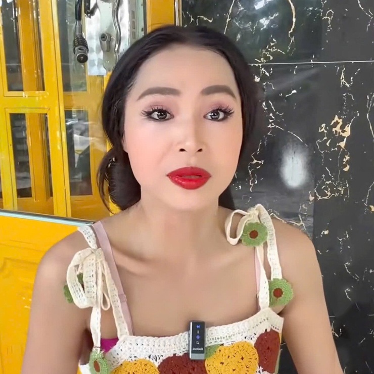 Diễn viên Bích Trâm liên tiếp livestream, có những lời nói và hành động "lệch chuẩn" trên mạng xã hội.&nbsp;