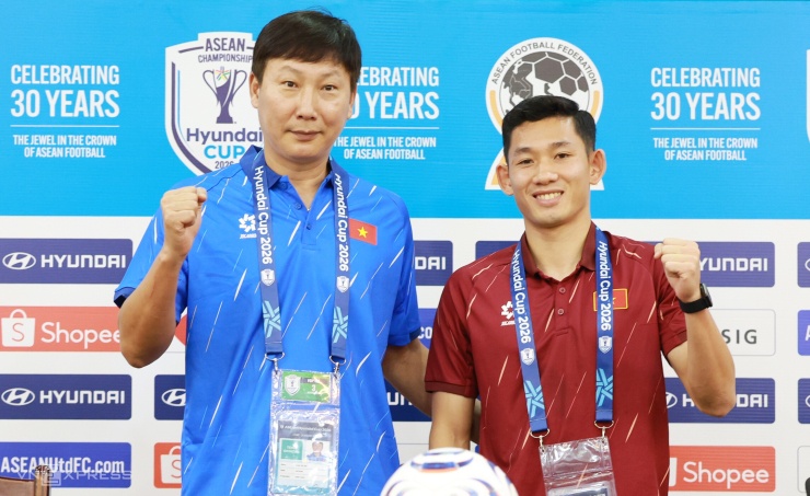 HLV Kim Sang-sik và tiền vệ Hai Long tham dự họp báo trước trận Việt Nam - Campuchia ở lượt cuối bảng A ASEAN Cup 2026, trưa 6/8 tại trụ sở Liên đoàn bóng đá Việt Nam - VFF. Ảnh: Đức Đồng
