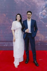 Johnny Trí Nguyễn bảnh bao đi thảm đỏ dưới mưa