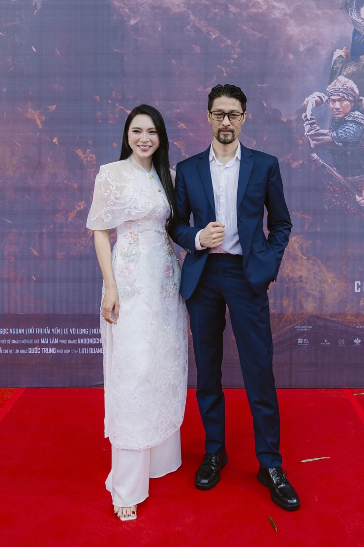 Johnny Trí Nguyễn bảnh bao đi thảm đỏ dưới mưa - 1