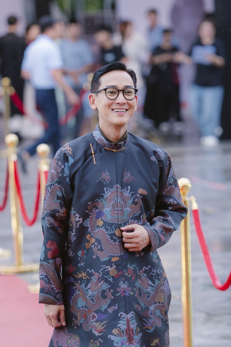 Johnny Trí Nguyễn bảnh bao đi thảm đỏ dưới mưa - 6