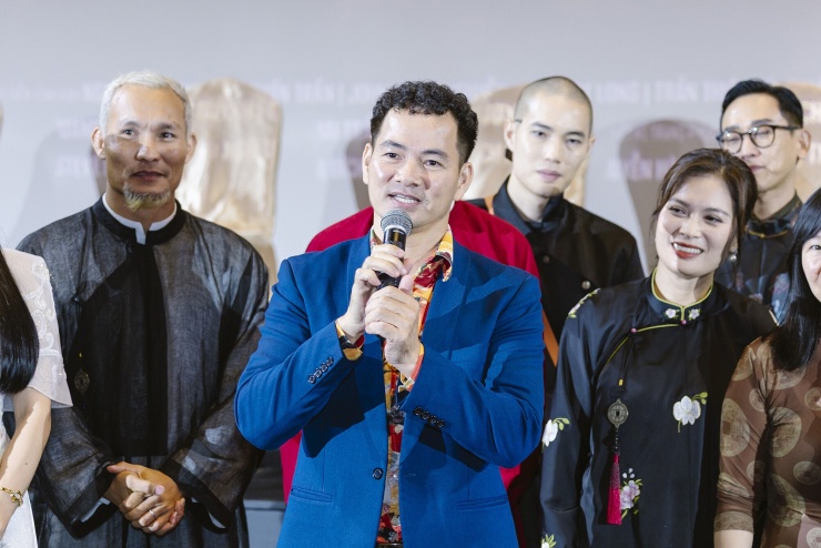 Johnny Trí Nguyễn bảnh bao đi thảm đỏ dưới mưa - 10