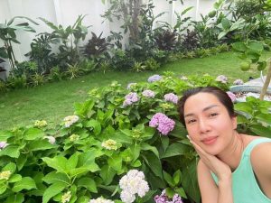 Hoa trái nở rộ trong biệt thự vùng ven của vợ chồng Hoàng Bách