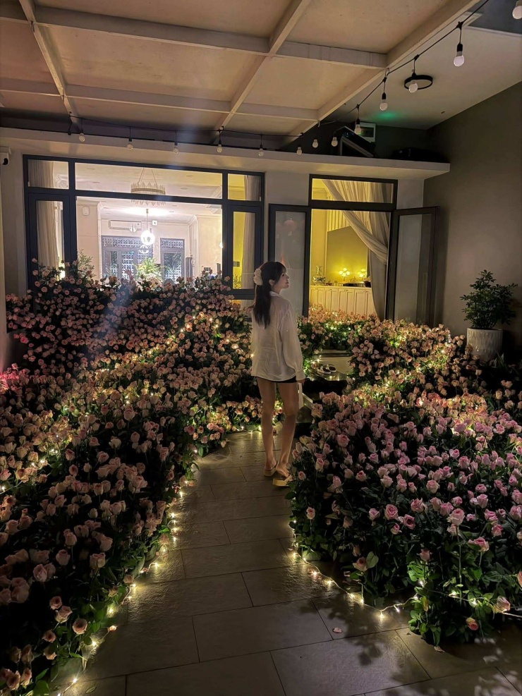 Diệp Lâm Anh khoe khu vườn hoa hồng được bạn trai dành tặng trong dịp sinh nhật lần thứ 37.