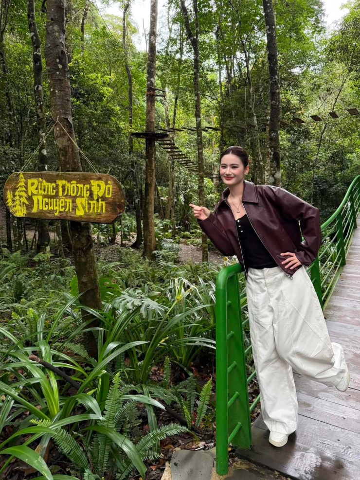 Ảnh sao 24/8: Đoan Trang trở lại Singapore sau hơn một năm về Việt Nam - 10
