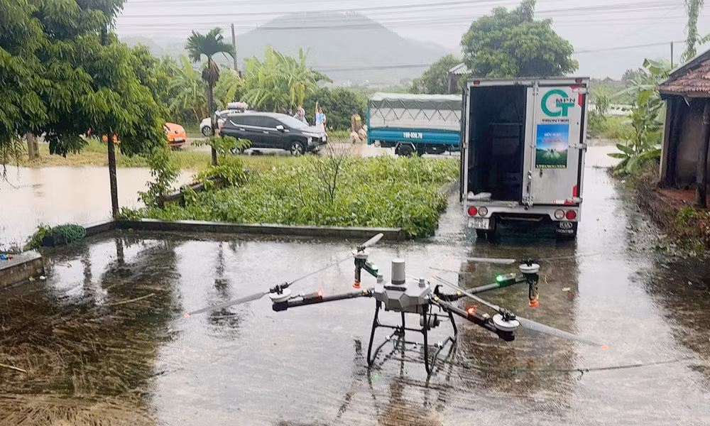 Sử dụng drone vận chuyển lương thực vùng cô lập ở xã Trường Sơn.