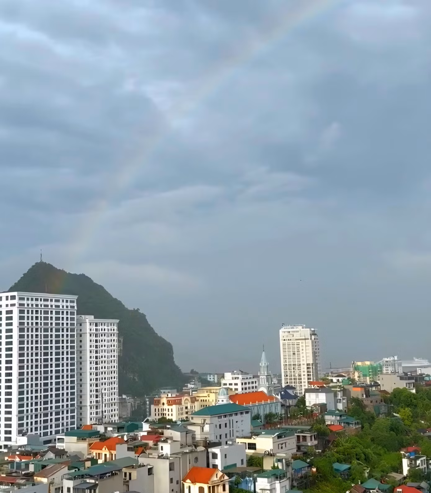 Cầu vồng trên núi Bài Thơ.