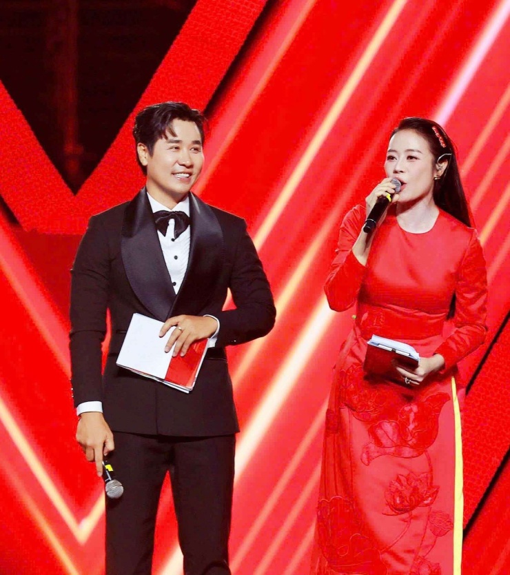 MC Nguyên Khang và MC Phí Linh trong concert "Tổ quốc trong tim". (Ảnh: NVCC)