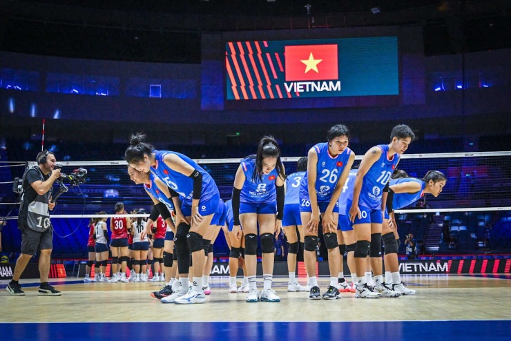 Niềm vui của các cô gái Việt Nam không trọn vẹn. Ảnh: AVC