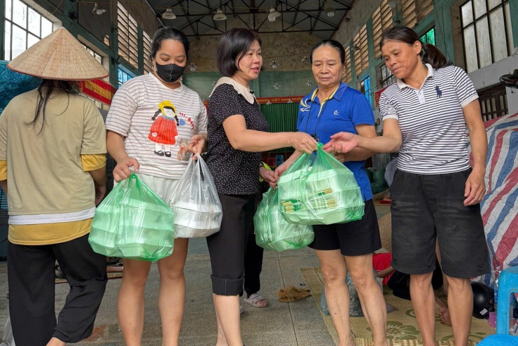 Chính quyền địa phương bố trí 12 điểm tránh trú an toàn, phát hàng trăm suất cơm miễn phí tới người dân tránh bão. Ảnh: Đ.X