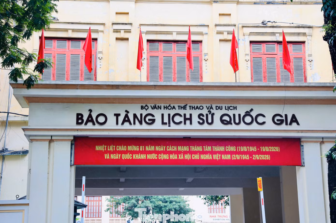 Tuy nhiên, đến ngày 29/7/2011, UBND quận Hoàn Kiếm lại cấp giấy chứng nhận quyền sử dụng đất, quyền sở hữu nhà ở và tài sản khác gắn liền với đất cho ông Đặng Quốc Thắng và bà Đặng Thanh Trúc đối với thửa đất tại số 23 Tông Đản. Diện tích được cấp giấy chứng nhận là 304,3m². Đáng chú ý, Thanh tra Chính phủ xác định diện tích này bao gồm toàn bộ khoảng 80m² đất của bảo tàng được giao quản lý, sử dụng mà gia đình ông Thắng đã lấn chiếm.