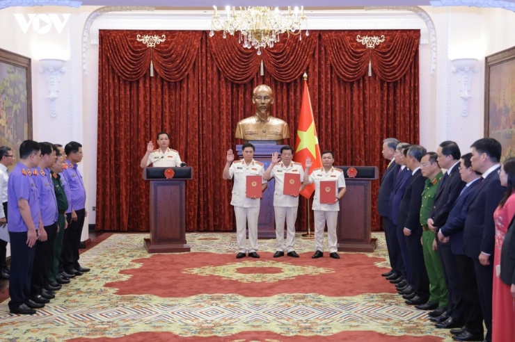 Các Kiểm sát viên tuyên thệ