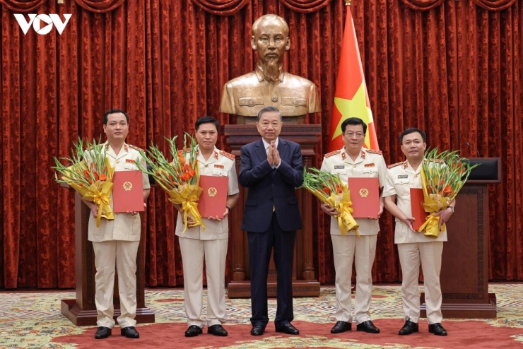 Tổng Bí thư, Chủ tich nước Tô Lâm trao Quyết định và tặng hoa chúc mừng các đồng chí được bổ nhiệm Kiểm sát viên