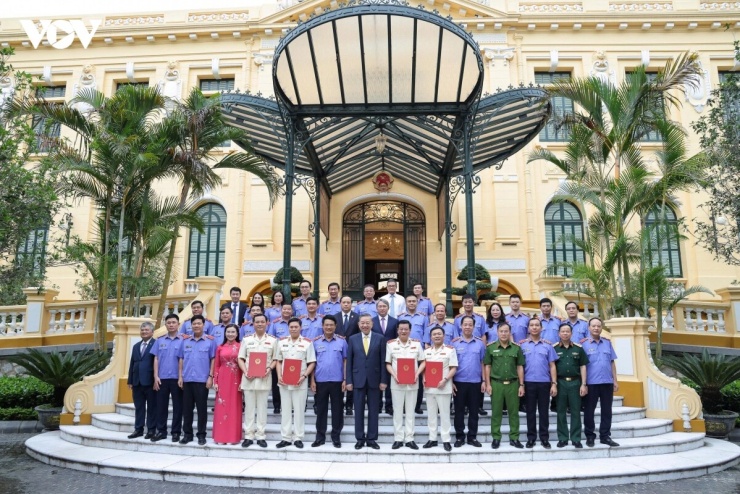 Tổng Bí thư, Chủ tịch nước Tô Lâm chụp ảnh chung cùng các đại biểu