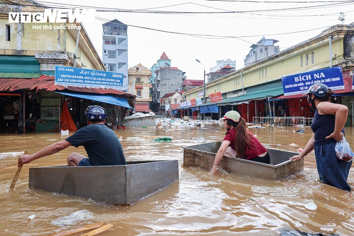 Lội nước ngang người, tiểu thương ở Lạng Sơn xót xa vớt vát tài sản - 6