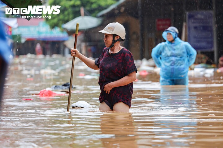 Lội nước ngang người, tiểu thương ở Lạng Sơn xót xa vớt vát tài sản - 4