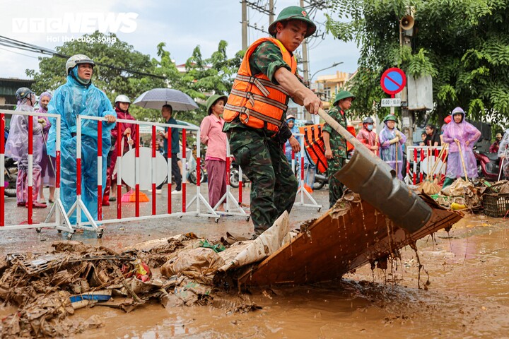 Lội nước ngang người, tiểu thương ở Lạng Sơn xót xa vớt vát tài sản - 16