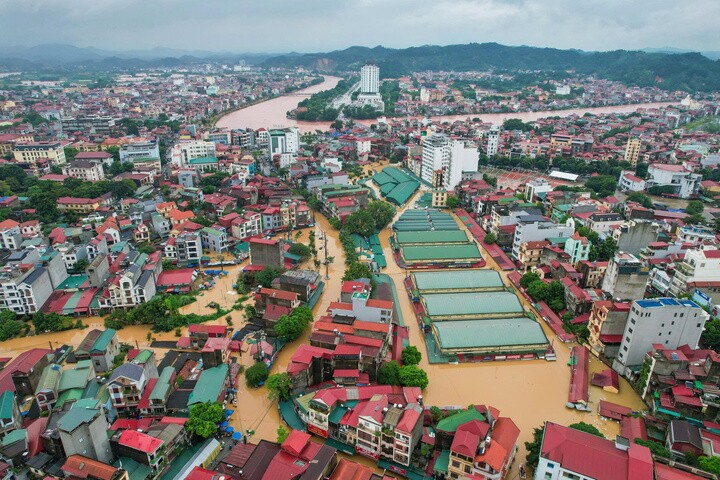 Trước đó, ngày 22/8, tại phường Kỳ Lừa, nước sông Kỳ Cùng và suối Lao Ly dâng nhanh, gây ngập nhiều khu vực dân cư, trong đó có chợ Bản Ngà và chợ đầu mối Giếng Vuông. Gần 1.000 người được huy động xuyên đêm để hỗ trợ tiểu thương di dời hàng hóa và tài sản đến nơi an toàn.