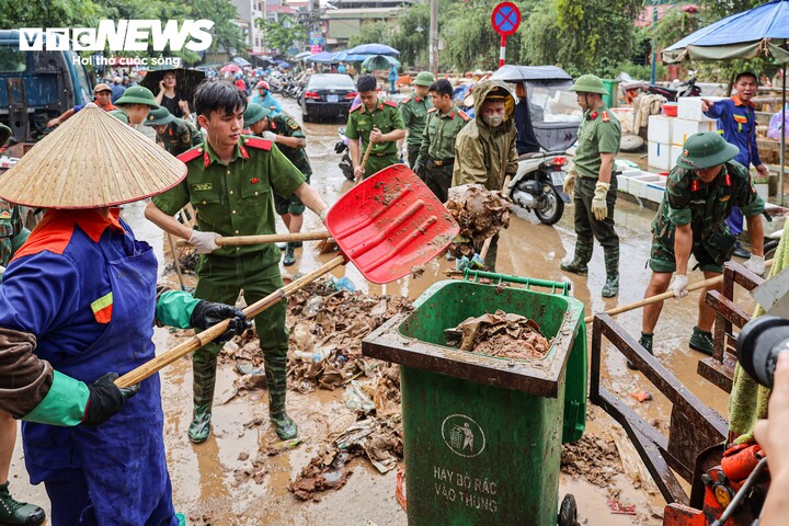 Các chiến sĩ dọn dẹp cùng người dân, sớm đưa khu vực này trở lại hoạt động bình thường.