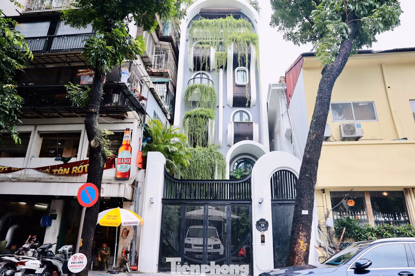 Ngôi nhà nằm giữa hai quán ăn, có thiết kế hiện đại.