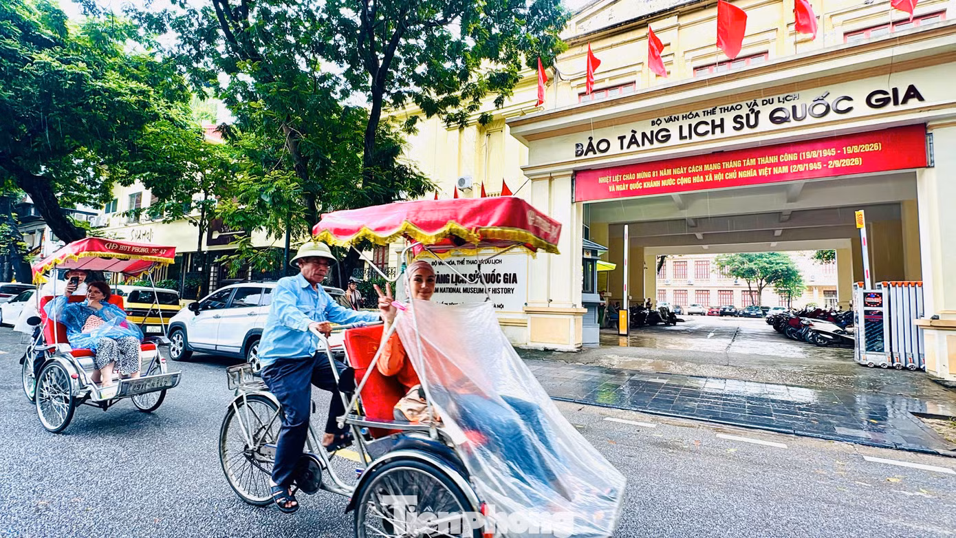 Bảo tàng Lịch sử Quốc gia được thành lập năm 2011 trên cơ sở sáp nhập hai đơn vị tiền thân là Bảo tàng Lịch sử Việt Nam (thành lập năm 1958) và Bảo tàng Cách mạng Việt Nam (thành lập năm 1959). Cơ sở chính tại số 1 Tràng Tiền chính là Bảo tàng Louis Finot xây dựng từ thời Pháp thuộc năm 1926, hoạt động vào năm 1932. Bảo tàng Lịch sử quốc gia đang lưu giữ và bảo quản khoảng 200.000 hiện vật, tư liệu lịch sử văn hóa Việt Nam.
