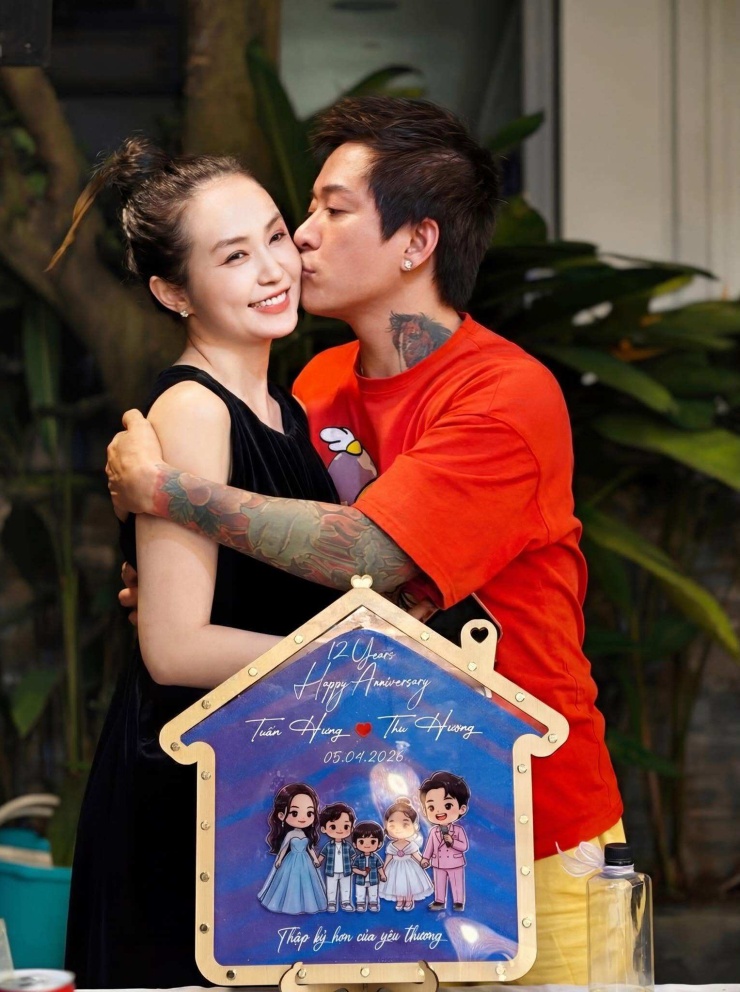 Vợ chồng Tuấn Hưng khi kỷ niệm ngày cưới.