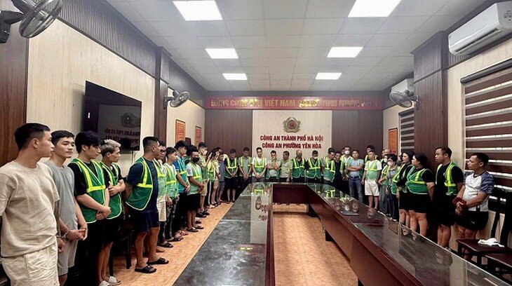 Các đối tượng liên quan trong vụ án được triệu tập về trụ sở cơ quan Công an để phục vụ công tác điều tra. Ảnh: Công an TP Hà Nội.