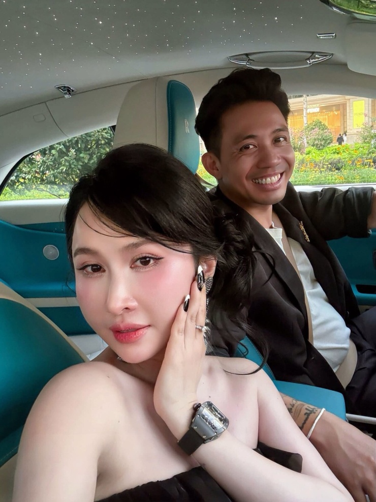 Ảnh sao 26/8: Đỗ Mỹ Linh khoe phong thái 'dâu hào môn' - 9