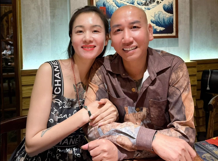 Vợ chồng Phú Lê. Ảnh: FBNV
