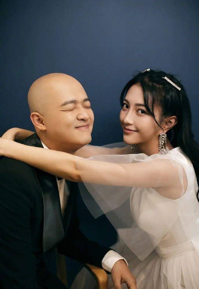 Bao Bối Nhĩ và vợ. Ảnh: Weibo