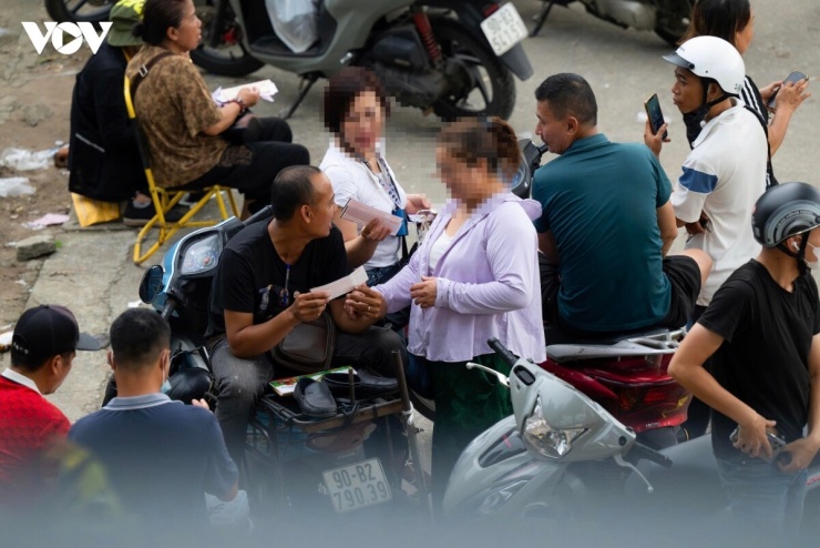Ở phân khúc thấp hơn, vé phổ thông có mệnh giá 500.000 đồng cũng bị đẩy lên mức 3–4 triệu đồng mỗi cặp.