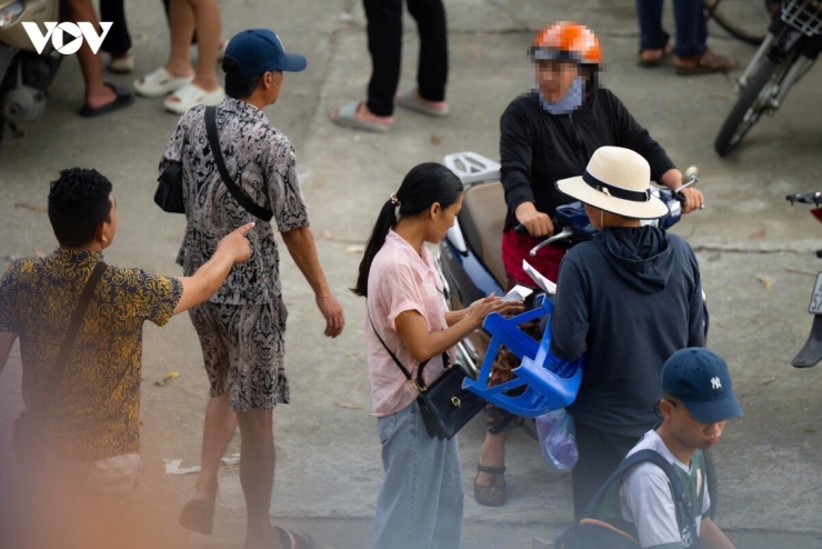 Những vị trí đẹp tại khán đài A được hét giá từ 8 đến 11 triệu đồng mỗi cặp, trong khi các loại giấy mời thậm chí vượt mốc 10 triệu đồng.