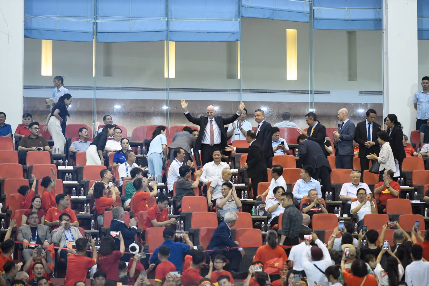 Chủ tịch Liên đoàn Bóng đá Thế giới (FIFA), Gianni Infantino, xuất hiện trên khán đài. Công tác tổ chức trên sân Mỹ Đình trước trận chung kết lượt về diễn ra trơn tru, vừa đủ để hâm nóng không khí. Đó chính là một cách để bóng đá Việt Nam ghi điểm với chủ tịch FIFA về sự chỉn chu, chuyên nghiệp.