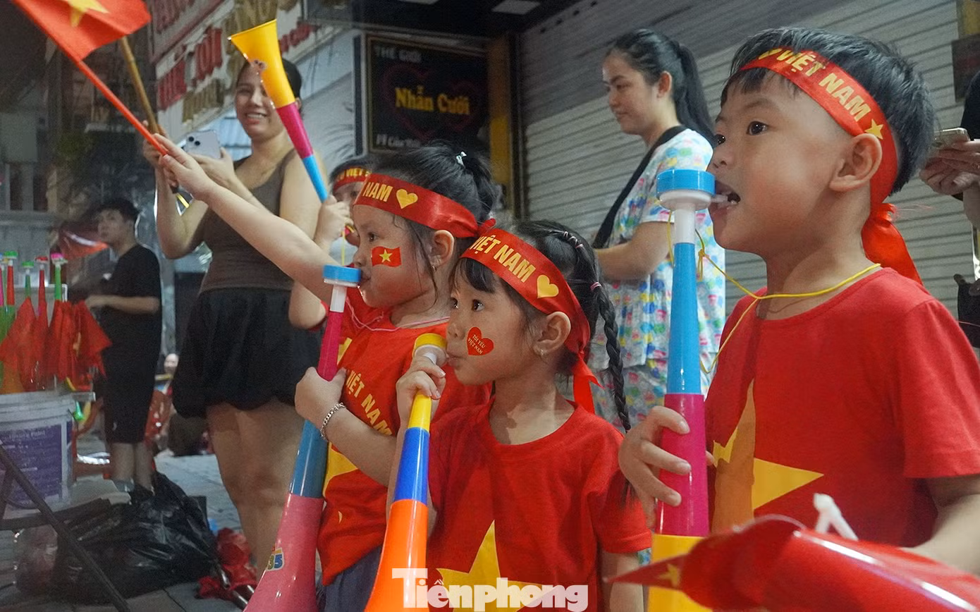 Dòng người đổ về tuyến phố trung tâm - 7