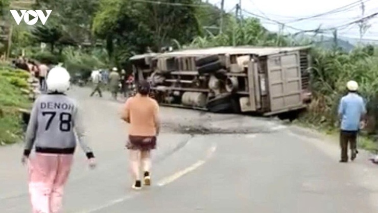 Hiện trường xe tải lật nghiêng trên Quốc lộ 27, đoạn qua đèo Phú Sơn, xã Phú Sơn Lâm Hà, tỉnh Lâm Đồng.