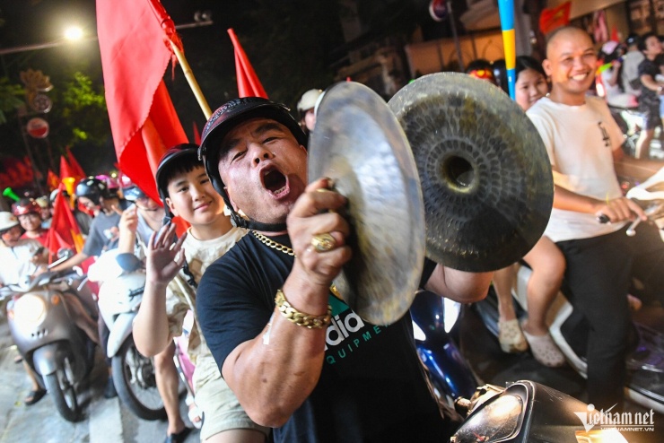 Nhiều người hâm mộ cầm các dụng cụ độc lạ ra đường để tạo âm thanh ăn mừng chiến thắng. Người đàn ông này mang theo một cặp chũm chọe phát ra âm thanh lớn, vừa đập, ông vừa hô vang: "Việt Nam vô địch".