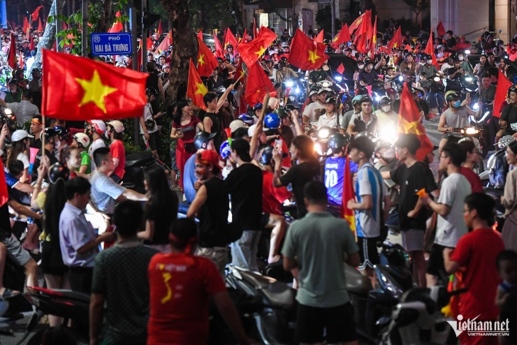22h, sau khi chiến thắng của tuyển Việt Nam tại ASEAN Cup được ấn định, người dân Hà Nội đổ ra đường để ăn mừng chiến thắng. Tại ngã tư Hàng Bài - Hai Bà Trưng, dòng người kẹt cứng các ngả. Tiếng reo hò vui mừng vang lên khắp nơi.