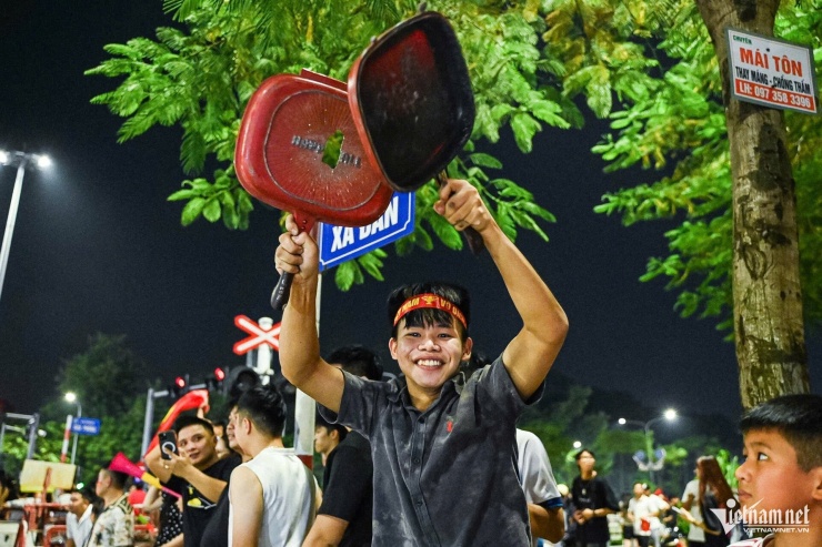 Nồi niêu, xoong chảo, bình ga điều hòa... cũng trở thành "hành trang đi bão" của người hâm mộ.